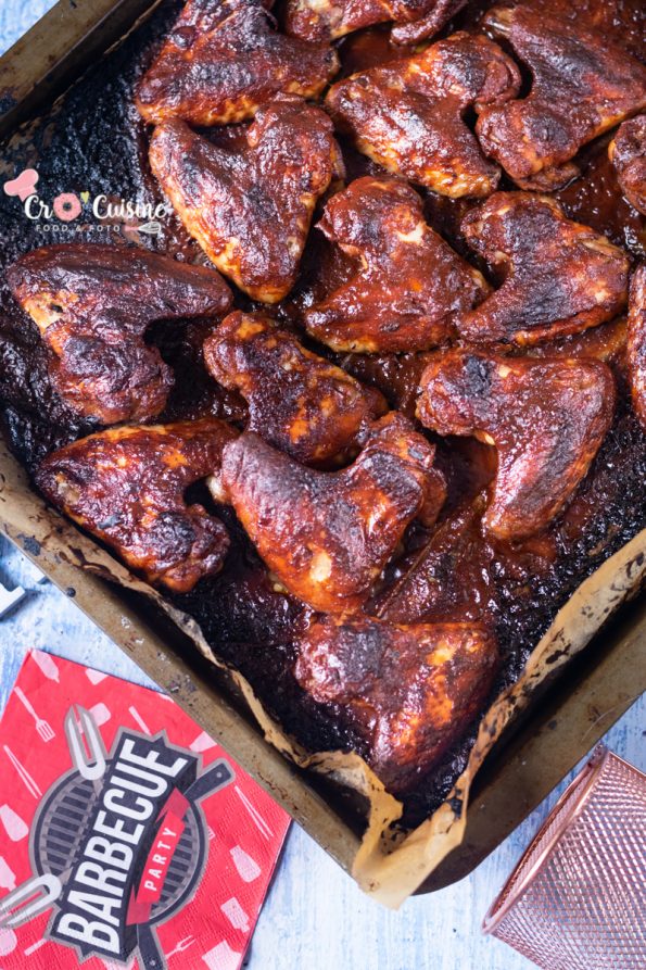 ailes de poulet marinées saveur barbecue à déguster avec différents accompagnements