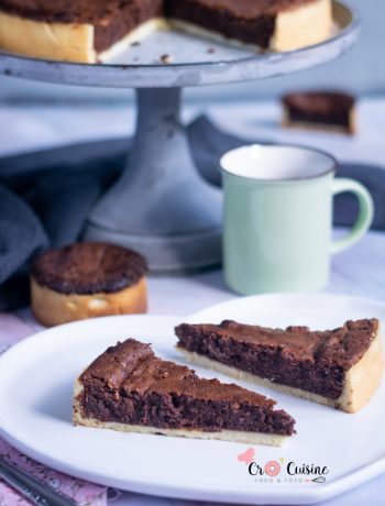 Tarte douceur de chocolat alliant le croquant d'une pâte sucrée et la douceur d'un cake mi-cuit au chocolat