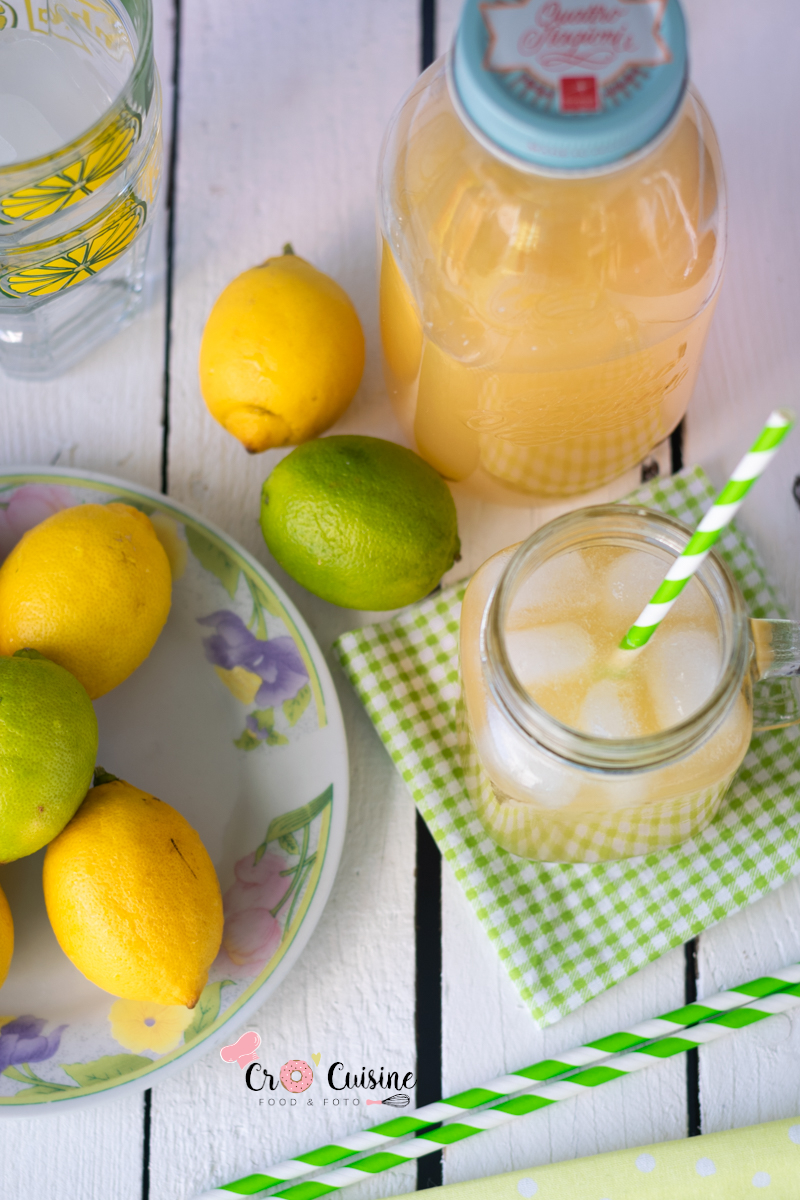 Citronnade citron citron vert à déguster avec des glaçons