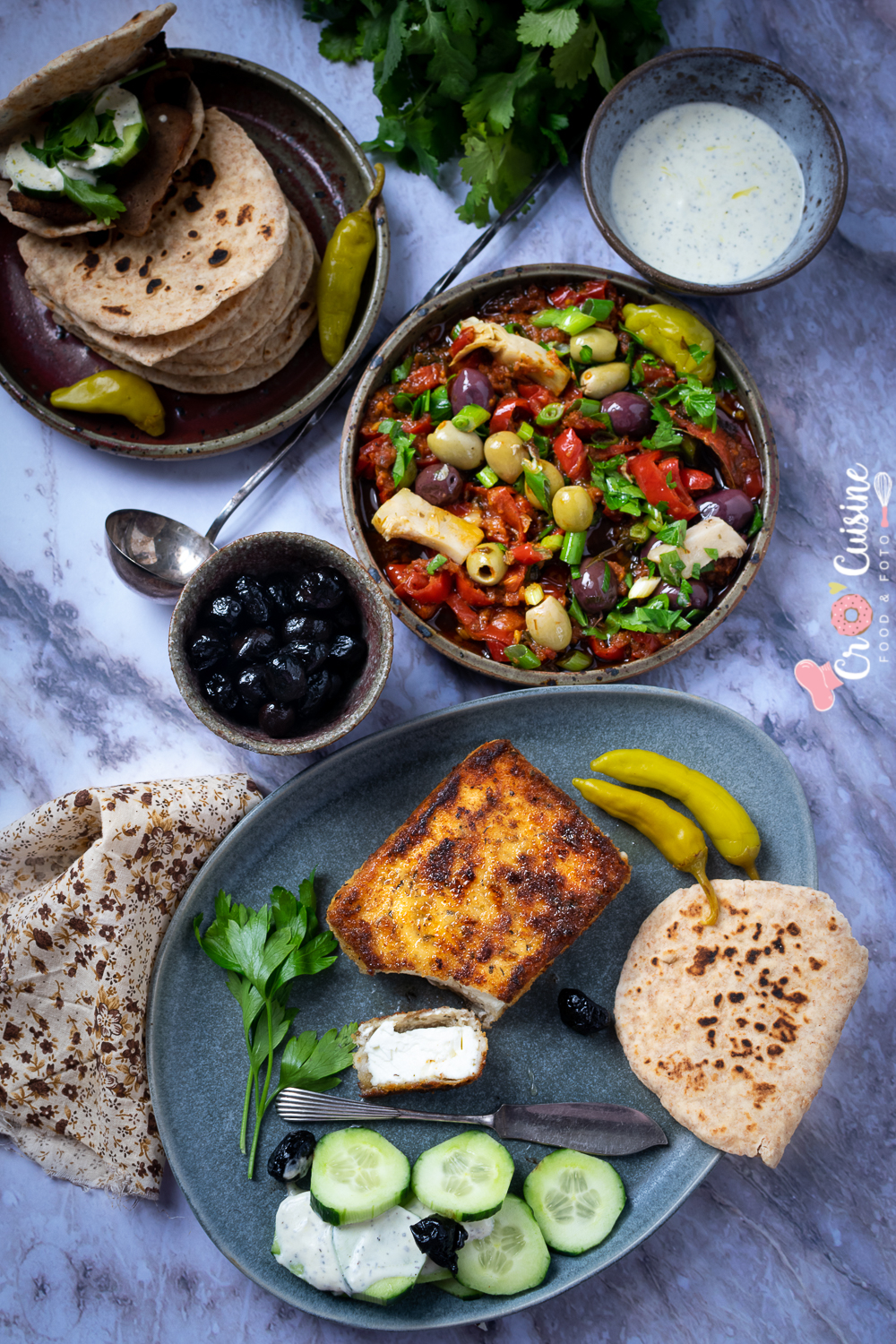 Une délicieuse salade tiède de poivrons rouges aux olives accompagnée d'une feta panée aux herbes et au miel pour égayer vos tables. Une évasion vers la Grèce garantie..