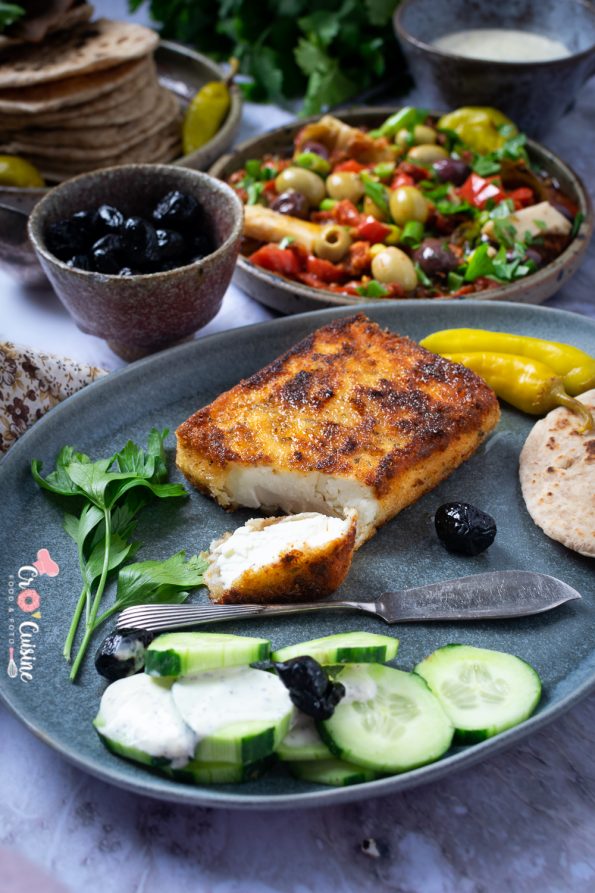 Une délicieuse salade tiède de poivrons rouges aux olives accompagnée d'une feta panée aux herbes et au miel pour égayer vos tables. Une évasion inspiration grecque savoureuse.