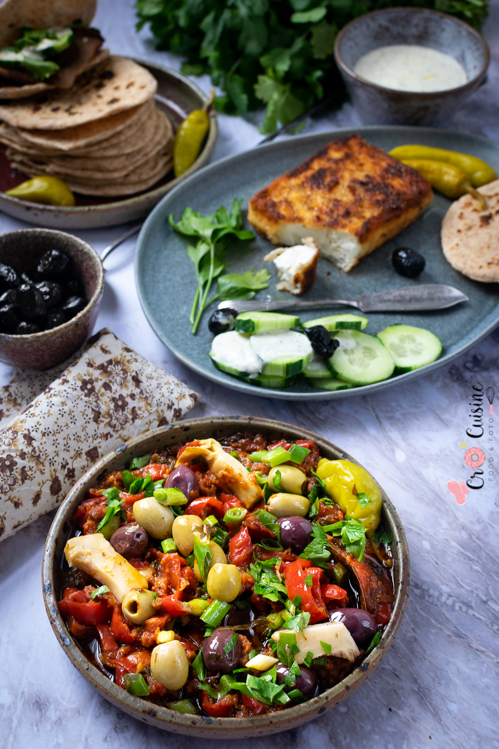 Une délicieuse salade tiède de poivrons rouges aux olives accompagnée d'une feta panée aux herbes et au miel pour égayer vos tables. Une évasion inspiration grecque savoureuse.
