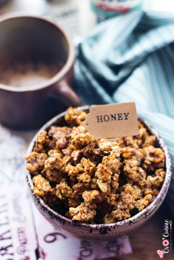 Un délicieux granola au miel pour vous accompagner lors de la dégustation de votre yaourt nature ou en guise de céréales arrosés du lait de votre choix. Parfait pour le petit-déjeuner.