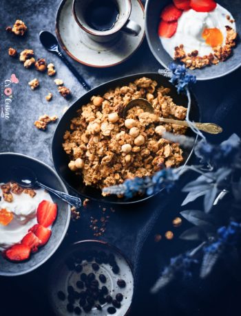 Un délicieux granola praliné aux noisettes maison idéal pour le petit-déjeuner, les brunch ou même un goûter gourmand. Dégustez et savourez-le.