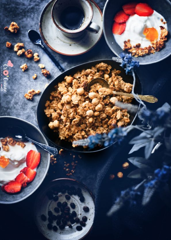 Un délicieux granola praliné aux noisettes maison idéal pour le petit-déjeuner, les brunch ou même un goûter gourmand. Dégustez et savourez-le.